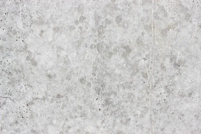 Beton architektoniczny w salonie - kiedy warto na niego postawić?