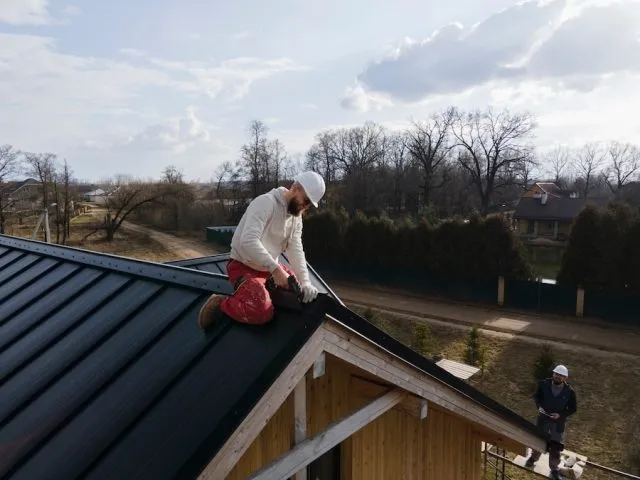 Jak naprawić przeciekający dach? Poznajcie sprawdzone sposoby