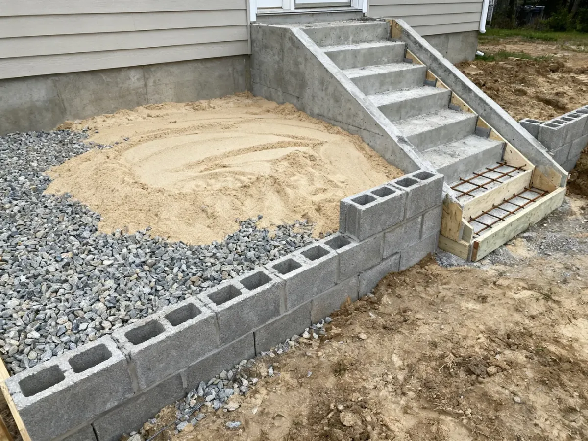 Budowa schodów z bloczków betonowych z warstwowym wypełnieniem
